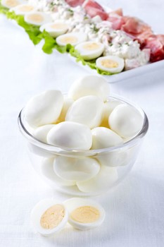 Ägg kokta skalade i hink